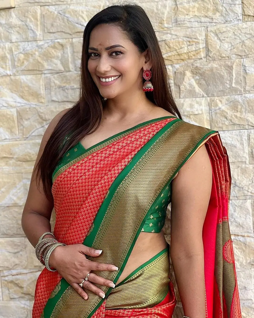 INDIAN ACTRESS SANJANA SINGH IN RED COLOR SAREE SLEEVELESS BLOUSE